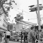 102375 Afbeelding van de kermis op het Vredenburg te Utrecht, ter gelegenheid van de opening van het winkelcentrum Hoog ...